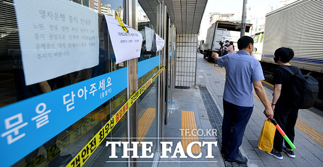 지난 11일 오후 서울 노원구 지하철 4호선 상계역에서 전동차 추돌사고가 발생해 관계자들이 현장을 수습하고 있다./이덕인 기자