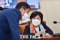 [TF포토] 대화 나누는 서영교-한병도