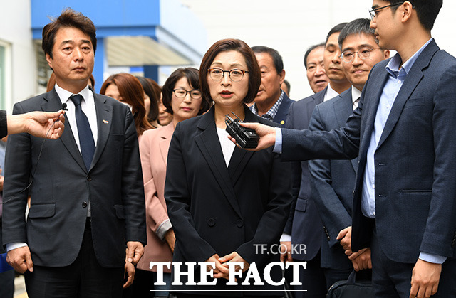 정치자금법 위반 혐의로 불구속기소된 은수미 성남시장이 2019년 5월13일 오후 경기도 성남시 수원지방법원 성남지원에서 열린 1차 공판에 출석하며 기자들의 질문을 받고 있다. ./성남=임영무 기자