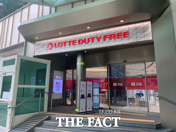 롯데면세점이 공채 면접을 언택트 방식으로 진행하는 등 디지털 혁신을 본격화 하고 있다. 사진은 롯데면세점 명동점 모습. /한예주 기자