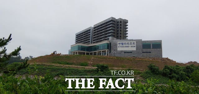개발업체에 특혜를 준 불법행위로 군 공무원들이 1심에서 실형을 선고받고 박병종 전 군수가 불구속 재판을 받는 등 총체적 의혹에 둘러쌓인 채 공사가 중지된 썬밸리 리조트 콘도 신축공사장./고흥= 박호재 기자