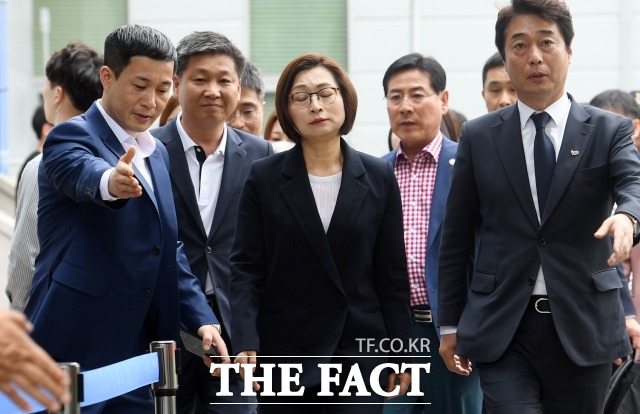 정치자금법 위반 혐의로 당선무효형을 선고받은 은수미 성남시장이 9일 대법원 판단을 받는다. 사진은 지난해 5월 경기 성남 수원지법 성남지원에서 열린 1차 공판에 출석하며 기자들의 질문을 받고 있는 은 시장의 모습. /임영무 기자