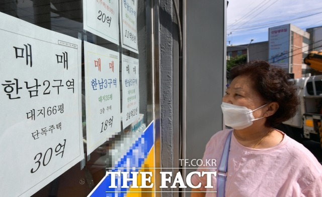 지난 6일 기준 서울 아파트값은 전주 대비 0.11% 올랐다. 사진은 한 시민이 서울 용산구 소재 부동산중개업소에 붙은 매매 가격 안내문을 보는 모습. /이덕인 기자