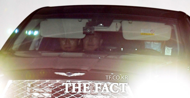 윤석열 검찰총장이 6일 오후 서울 서초구 대검찰청에서 관용차를 타고 주차장을 나서고 있다. /임세준 기자