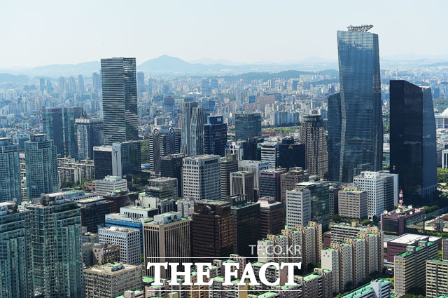 우리금융은 지난 3일 하반기 경영전략 워크숍을 개최했다. 이날 손태승 우리금융 회장은 핵심 대응전략으로 △포스트 코로나 대응 △고객중심 경영 강화 △디지털 혁신 △경영효율화 △그룹 확장 및 시너지 등을 주문했다. /더팩트 DB