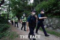 [TF포토] 북악산 수색하는 경찰 기동대원