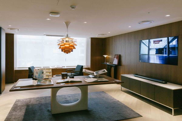 이번 콜라보는 외서에 대한 관심이 높은 고객 트렌드를 반영해 기획하게 됐다고 설명했다. /롯데백화점 제공