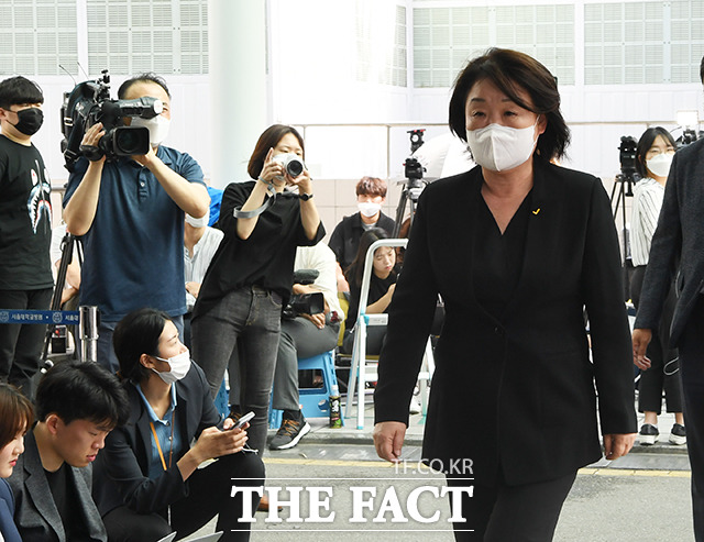 심상정 정의당 대표가(오른쪽) 10일 서울 종로구 서울대학교병원 장례식장에 마련된 고 박원순 서울시장의 빈소로 들어서고 있다. 박 시장은 오늘 오전 0시 30분쯤 서울 북악산 숙정문 인근에서 숨진 채 발견됐다. 사망 현장에선 박 시장의 가방과 명함, 필기도구 등이 수거됐다./배정한 기자