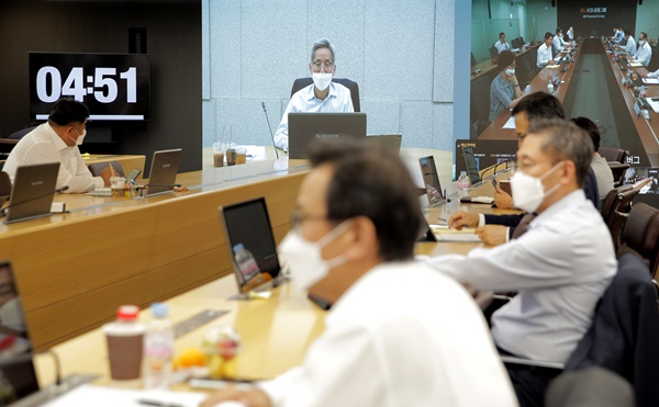 지난 10일 KB국민은행 여의도본점에서 KB금융그룹 윤종규 회장 및 경영진들이 화상회의로 2020년 하반기 그룹 경영진 e-워크숍을 진행하고 있는 모습 /KB금융그룹 제공