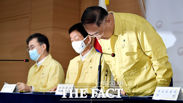 홍남기 경제부총리 겸 기획재정부 장관(오른쪽)이 10일 오전 서울 종로구 서울정부청사에서 열린 제10차 비상경제 중앙대책본부 회의에서 인사하고 있다. /이덕인 기자