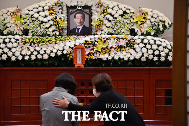 [박원순 서울시장이 지난 밤 비극적 선택으로 숨진 채 발견된 가운데 10일 오전 서울 종로구 연건동 서울대병원 장례식장에 박 시장 빈소가 마련되어 있다. /임세준 기자