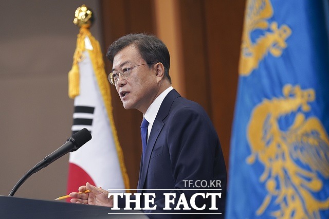 최근 서울 등 수도권 집값 상승과 서민·실수효자의 주거 불안으로 민심이 악화한 가운데 7·10 부동산 안정 추가 대책 발표 이후에도 수도권 부동산 시장의 열기가 식지 않는다면 문재인 대통령의 정치적 부담이 커질 전망이다. /청와대 제공