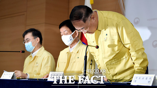 정부는 종부세 최고세율을 현행 3.2%에서 최대 6.0%까지 인상하기로 했다. 사진은 홍남기(오른쪽) 경제부총리 겸 기획재정부 장관이 10일 서울 종로구 서울정부청사에서 열린 제10차 비상경제 중앙대책본부 회의 결과를 발표 전 인사하는 모습. /이덕인 기자