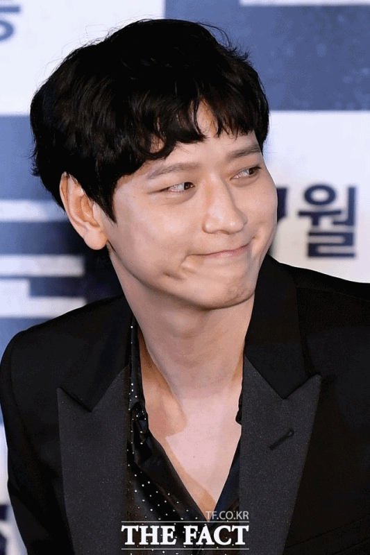 강동원은 도트 패턴의 실크 셔츠로 자칫 심심할 수 있는 올 블랙 수트에 포인트를 줬다. /이선화 기자