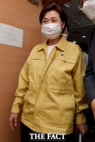 [TF포토] 부동산 대책 발표 후 미소 보이는 김현미