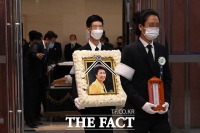 [TF포토] 고 박재옥 발인, 고인 모시는 유가족들