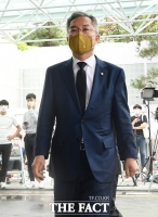 [TF포토] 고 박원순 시장 빈소 들어서는 최강욱 대표