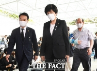 [TF포토] 빈소 들어서는 김영주 의원