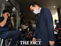 [TF포토] 고개 숙인채 빈소 들어서는 홍영표 의원