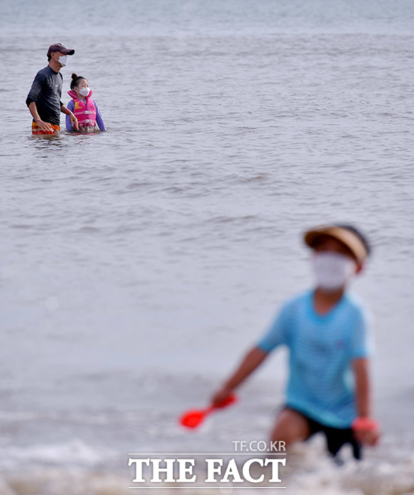 11일 오후 인천 중구 왕산해수욕장을 찾은 피서객들이 마스크를 착용하고 물놀이를 즐기고 있다. /인천=이덕인 기자