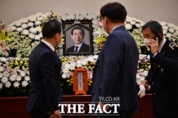  박원순 시장 아들 박주신씨 빈소 도착…상주로 조문객 맞아