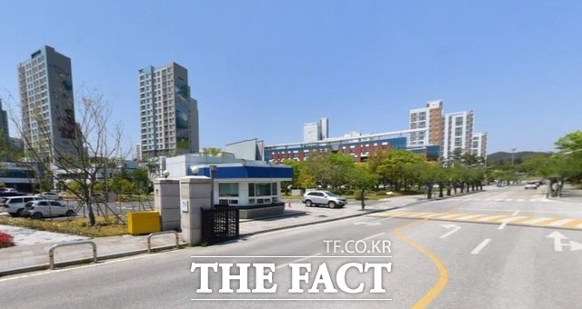 ㈜한국수력원자력 한울원자력본부 직원사택 입주자대표회의 갑질을 고발하는 국민청원이 제기됐다. 이와 관련해 고소와 맞고소로 이어져 논란을 빚고 있다. 사진은 나곡주택단지 입구 모습/네이버 지도 캡쳐