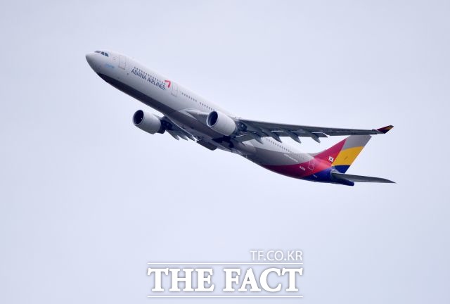 아시아나항공이 코로나19 여파로 운항을 중단한 지 105일 만에 인천~중국 난징 노선 운항을 재개했다. / 더팩트 DB