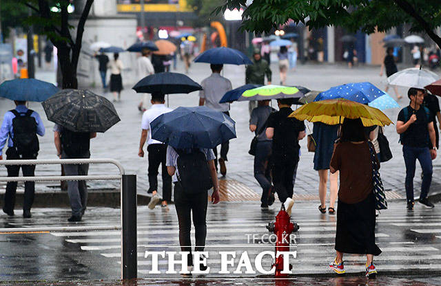 오는 14일까지 전국에 많은 비가 내릴 전망이라고 기상청은 12일 밝혔다. /이동률 기자