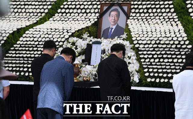 법원이 12일 유튜브 채널 가로세로연구소가 박원순 서울시장의 서울특별시장(葬)을 금지해달라고 청구한 가처분신청을 각하했다. 사진은 지난 11일 서울 중구 서울광장에 마련된 고 박원순 서울시장 분향소를 조문하러 온 시민들의 모습. /임세준 기자