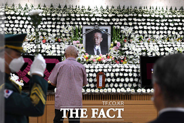 민주당은 이해찬 대표가 이날 저녁 늦게 백 장군의 빈소를 찾아 조문할 계획이라고 밝혔다. 사진은 지난 11일 오후 서울 송파구 서울아산병원 장례식장에 고 백선엽 장군의 빈소가 마련되어 있는 모습이다. /임세준 기자