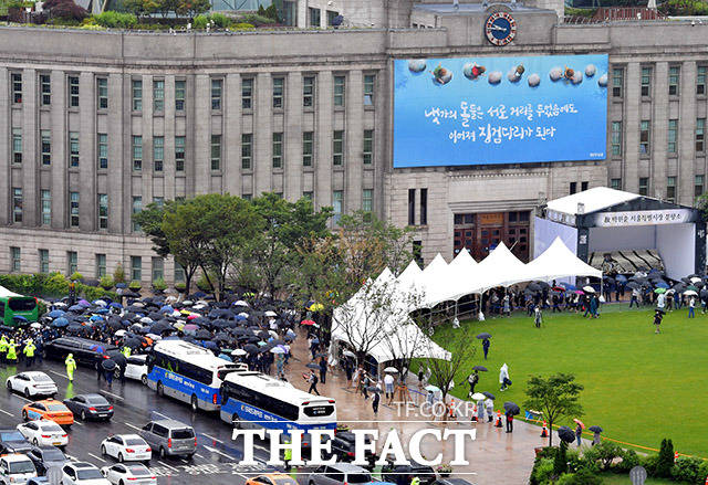 고 박원순 서울시장의 영결식이 13일 오전 서울 중구 서울특별시청에서 엄수된 가운데 고인의 운구 차량이 청사를 떠나고 있다. /이덕인 기자