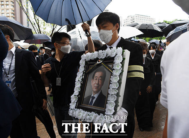 고 박원순 서울시장의 영정이 13일 오전 서울 중구 서울특별시청 앞 광장에 도착해 영결식장으로 이동하고 있다. / 배정한 기자