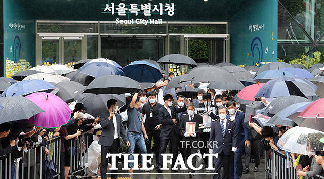 고 박원순 서울시장 영결식이 13일 오전 서울 중구 서울시청에서 열린 가운데 고인의 영정과 위패가 영결식을 마치고 청사를 나서고 있다. /이선화 기자