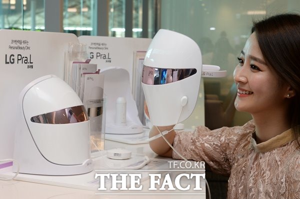 LG전자의 LG 프라엘 더마 LED 마스크가 산업통상자원부와 식품의약품안전처가 공고한 안전기준을 통과했다. /LG전자 제공