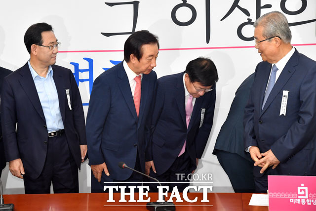 불러주셔서 고맙습니다! 왼쪽부터 주호영 원내대표, 김성태 전 의원, 정점식 의원, 김종인 위원장
