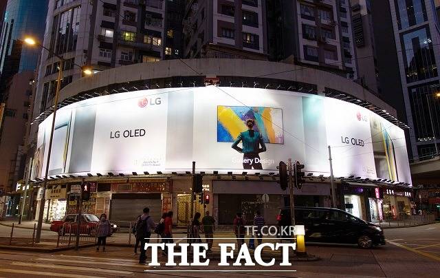 LG전자가 홍콩 최대 번화가 코즈웨이베이에 가로 66m, 세로 8.6m 크기의 LG 올레드 TV 대형 옥외광고를 설치했다고 13일 밝혔다. /LG전자 제공