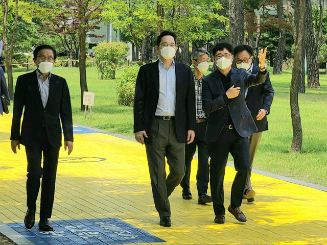 삼성전자가 산학협력, 나아가 협력사 지원, 친환경 경영에 나서는 것은 이재용 삼성전자 부회장이 최근 잇따라 강조하고 있는 동행 철학 실천의 연장선상이라는 분석이다. 사진은 디바이스솔루션(DS)부문 사장단과 반도체 전략을 논의하기 위해 지난달 19일 경기도 화성 삼성전자 반도체 연구소를 방문한 이재용 부회장. /삼성전자 제공