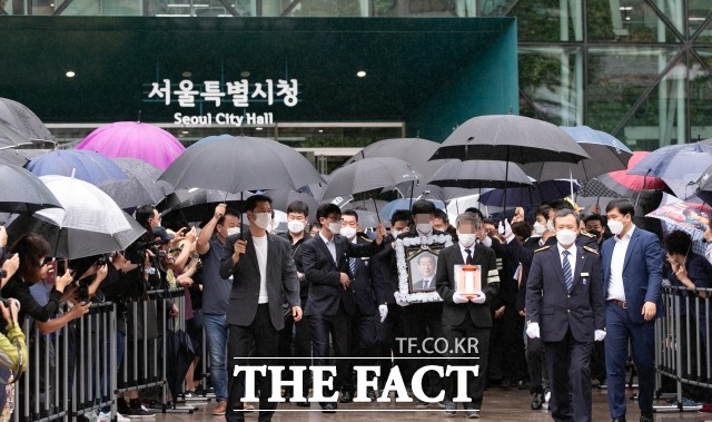 13일 한국여성변호사회가 고 박원순 서울시장에게 성추행 피해를 당했다고 고발한 여성에 대한 2차 피해 중단을 촉구했다. 사진은 고 박 시장의 영결식이 13일 오전 서울 중구 서울시청에서 열린 가운데 고인의 영정과 위패가 영결식을 마치고 청사를 나서는 모습. /이선화 기자