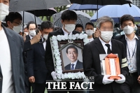 [TF포토] 영결식 마치고 청사 나서는 고 박원순 영정