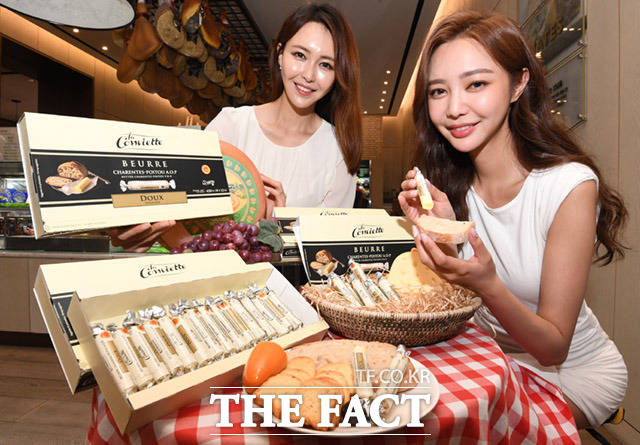 신세계백화점이 14일 오전 서울 중구 명동 신세계백화점 본점에서 프랑스 버터 라 꽁비에뜨 버터를 출시한 가운데 모델들이 제품을 선보이고 있다. /임세준 기자