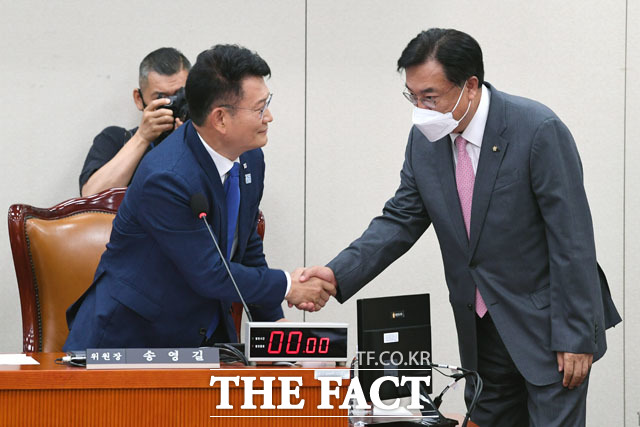 보이콧 거두고 국회 상임위 복귀한 미래통합당, 악수하는 송영길-정진석(오른쪽)