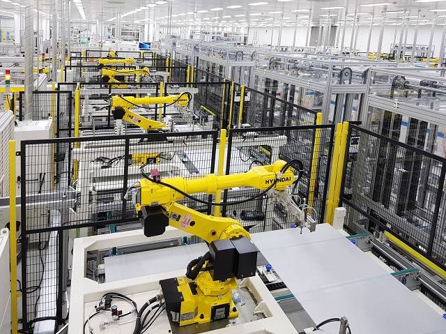 현대에너지솔루션이 충북 음성에 기존 모듈 생산능력을 2배 이상으로 높힌 태양광 스마트팩토리 신공장을 증설했다고 14일 밝혔다. 사진은 현대에너지솔루션 태양광 스마트팩토리 내부 전경. /현대중공업그룹 제공