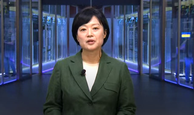한성숙 대표가 네이버의 춘천 데이터센터 각에 대해 설명하고 있다. /MBC 뉴스 영상 캡처