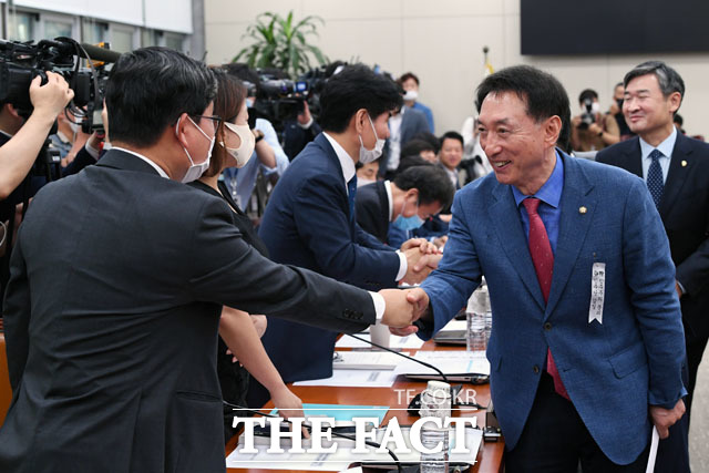 야당 간사로 내정된 김석기 미래통합당 의원(오른쪽)이 전해철 더불어민주당 의원과 악수하고 있다