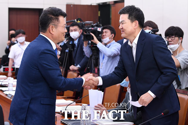 전체회의 앞두고 악수하는 송영길 국회 외교통일위원장(왼쪽)과 김태호 의원