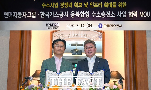 지영조 현대차그룹 사장(왼쪽)과 채희봉 가스공사 사장이 14일 서울시 중구에 있는 밀레니엄 힐튼 호텔에서 열린 수소 사업 경쟁력 확보 및 지속 가능한 수소 인프라 확대를 위한 업무 협약 체결 후 기념촬영을 하고 있다. /현대차그룹 제공