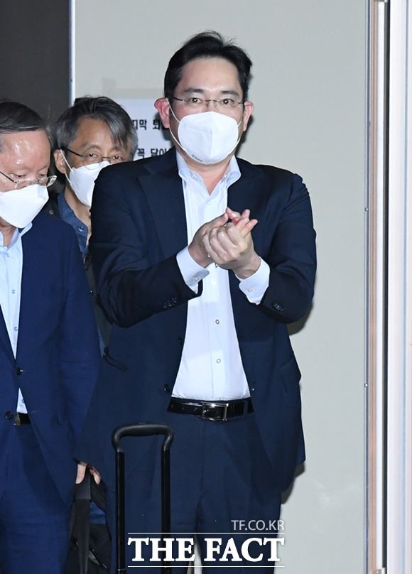 14일 글로벌빅데이터연구소에 따르면 신종 코로나바이러스 감염증(코로나19) 사태 발생 후 30대 그룹 총수 가운데 감염병 대응에 가장 관심이 많은 총수는 이재용 삼성전자 부회장인 것으로 확인됐다. 사진은 중국 출장을 다녀온 이재용 부회장이 지난 5월 경기 김포의 한 호텔에서 코로나19 검사를 마치고 손소독을 하는 모습. /임세준 기자