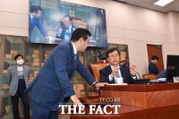 [TF포토] 증인 채택 논의하는 도종환-박정