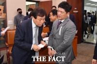 [TF포토] 대화 나누는 도종환-이용