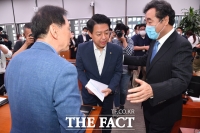 [TF포토] 외통위 여·야 간사와 인사하는 이낙연